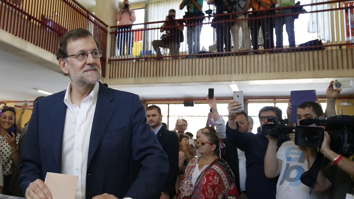 Mariano Rajoy deposita su voto Mariano Rajoy deposita su voto