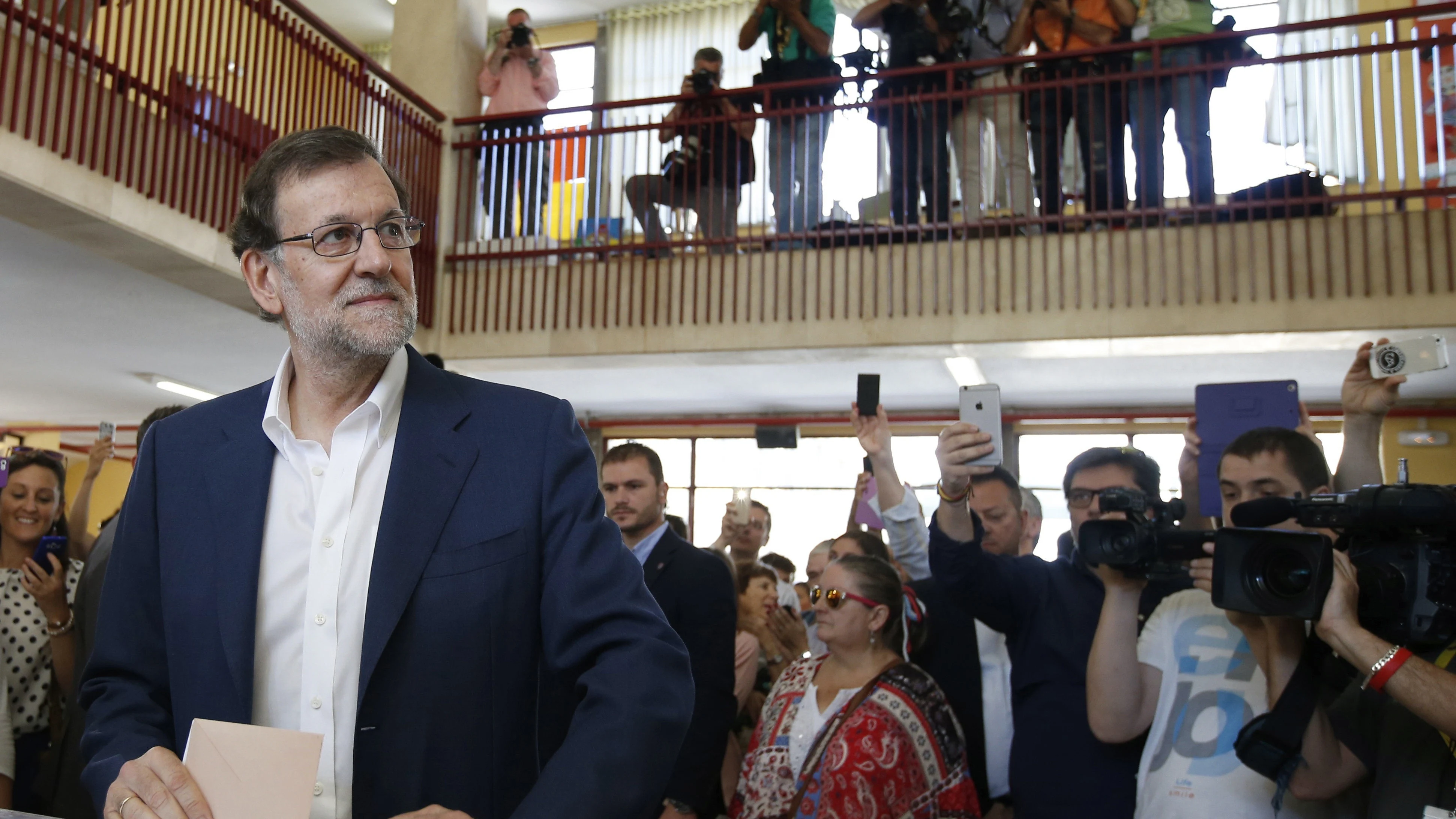 Mariano Rajoy deposita su voto