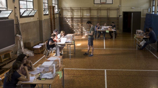 Un ciudadano vota en un colegio electoral de Barcelona