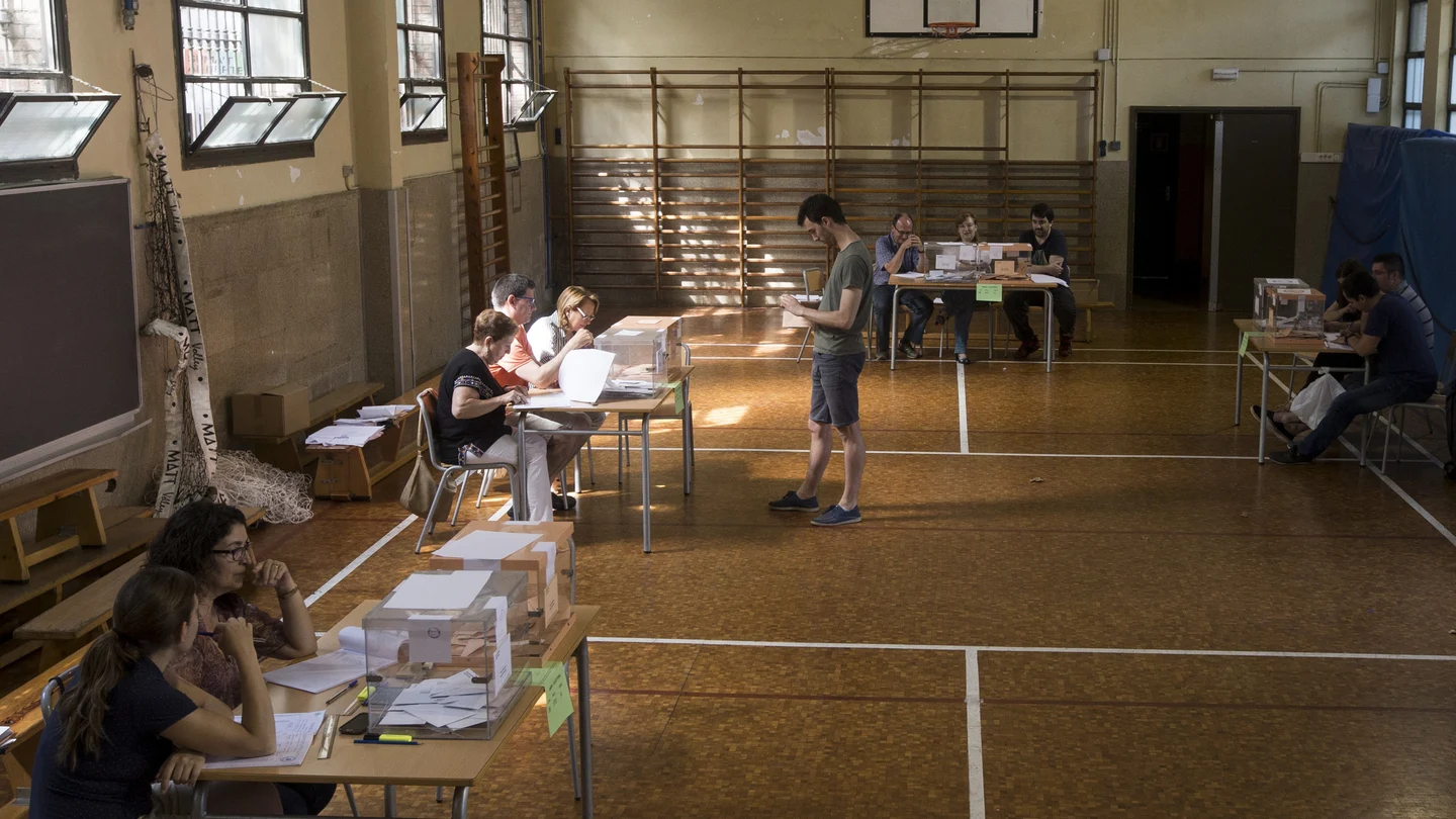 Elecciones Generales 2019: Un ciudadano vota en un colegio electoral de Barcelona Un ciudadano vota en un colegio electoral de Barcelona