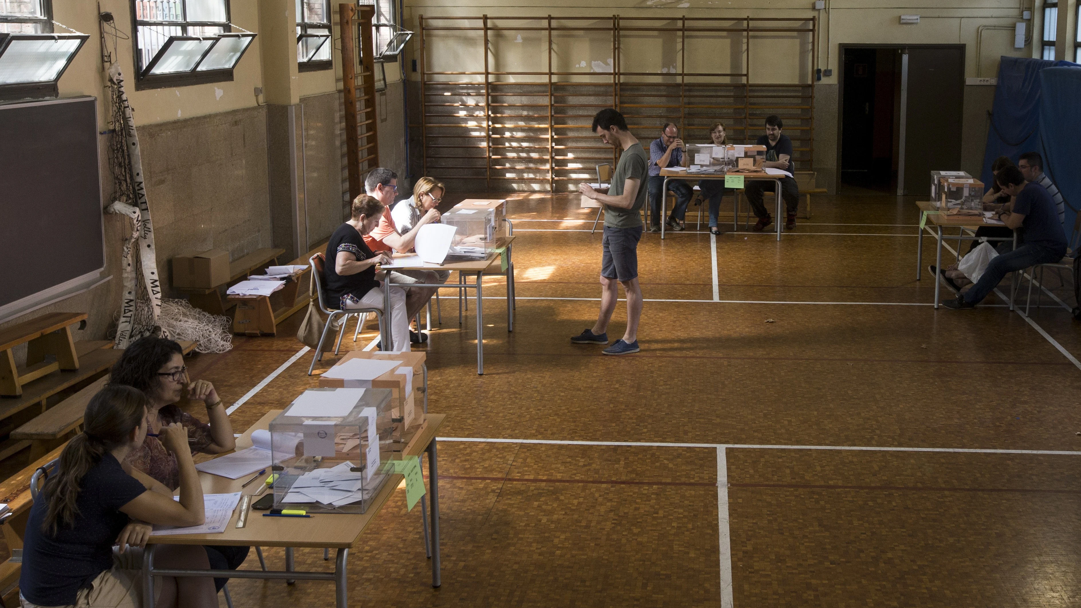 Un ciudadano vota en un colegio electoral de Barcelona