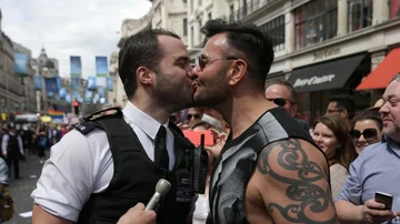 Beso entre los dos comprometidos durante el Orgullo Gay de Londres