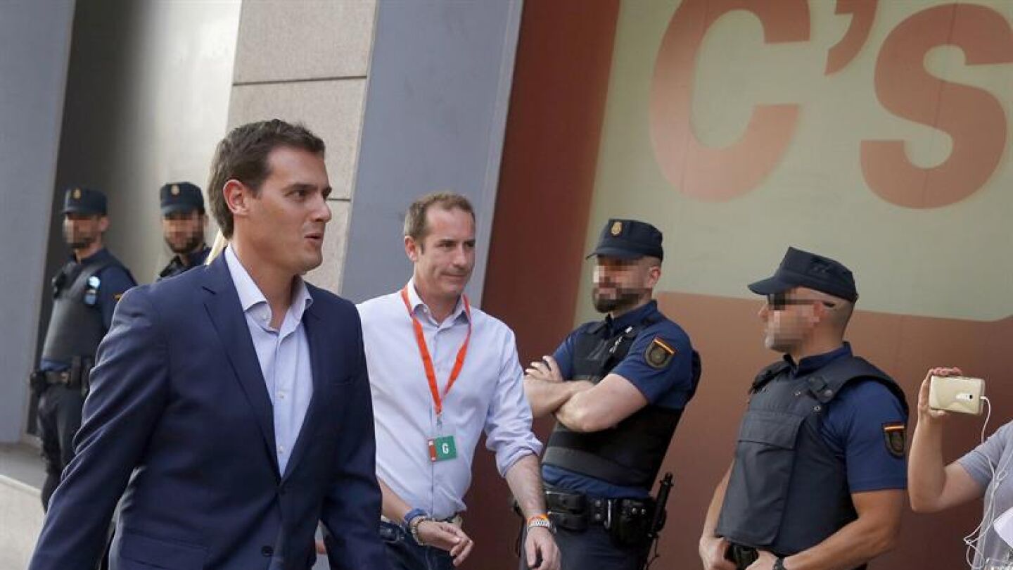El l&iacute;der de Ciudadanos, Albert Rivera, a su llegada a la sede de Ciudadanos