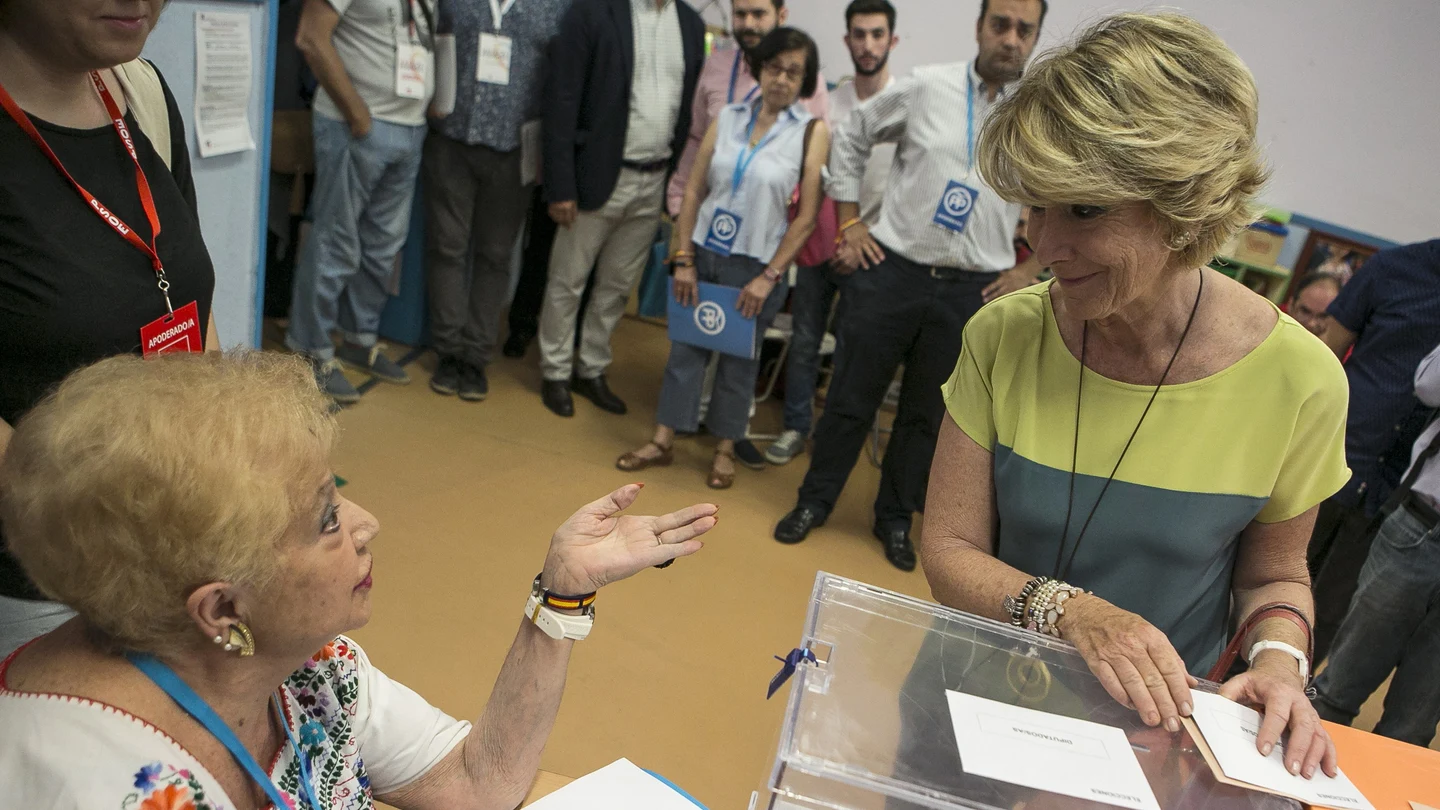 Aguirre anima a votar en el 26J "pensando en lo mejor" para España Aguirre anima a votar en el 26J "pensando en lo mejor" para España