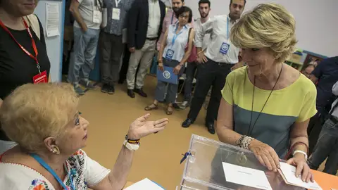 Aguirre anima a votar en el 26J "pensando en lo mejor" para España Aguirre anima a votar en el 26J "pensando en lo mejor" para España