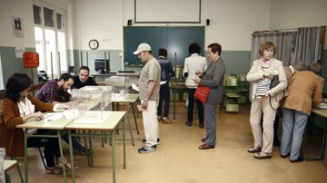 Imagen de archivo de una mesa electoral en un colegio de Pamplona