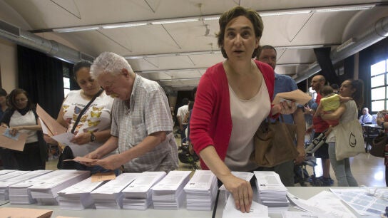 La alcaldesa de Barcelona, Ada Colau, ante las papeletas electorales en un colegio de Barcelona
