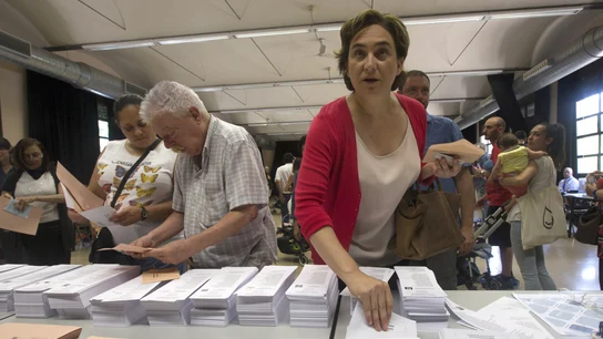 La alcaldesa de Barcelona, Ada Colau, ante las papeletas electorales en un colegio de Barcelona La alcaldesa de Barcelona, Ada Colau, ante las papeletas electorales en un colegio de Barcelona