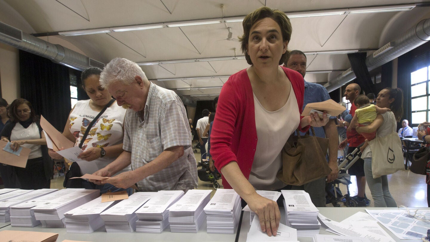 La alcaldesa de Barcelona, Ada Colau, ante las papeletas electorales en un colegio de Barcelona