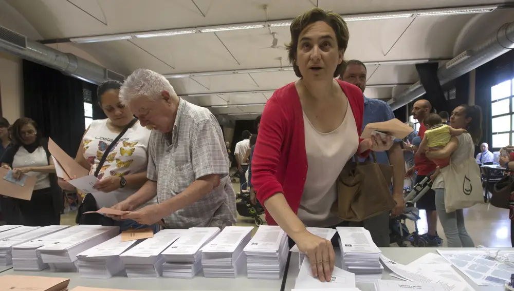 La alcaldesa de Barcelona, Ada Colau, ante las papeletas electorales en un colegio de Barcelona La alcaldesa de Barcelona, Ada Colau, ante las papeletas electorales en un colegio de Barcelona
