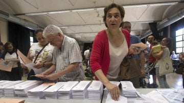 La alcaldesa de Barcelona, Ada Colau, ante las papeletas electorales en un colegio de Barcelona