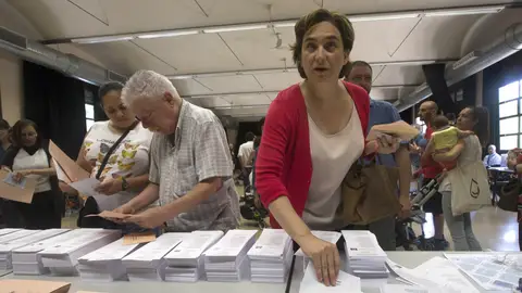 La alcaldesa de Barcelona, Ada Colau, ante las papeletas electorales en un colegio de Barcelona La alcaldesa de Barcelona, Ada Colau, ante las papeletas electorales en un colegio de Barcelona