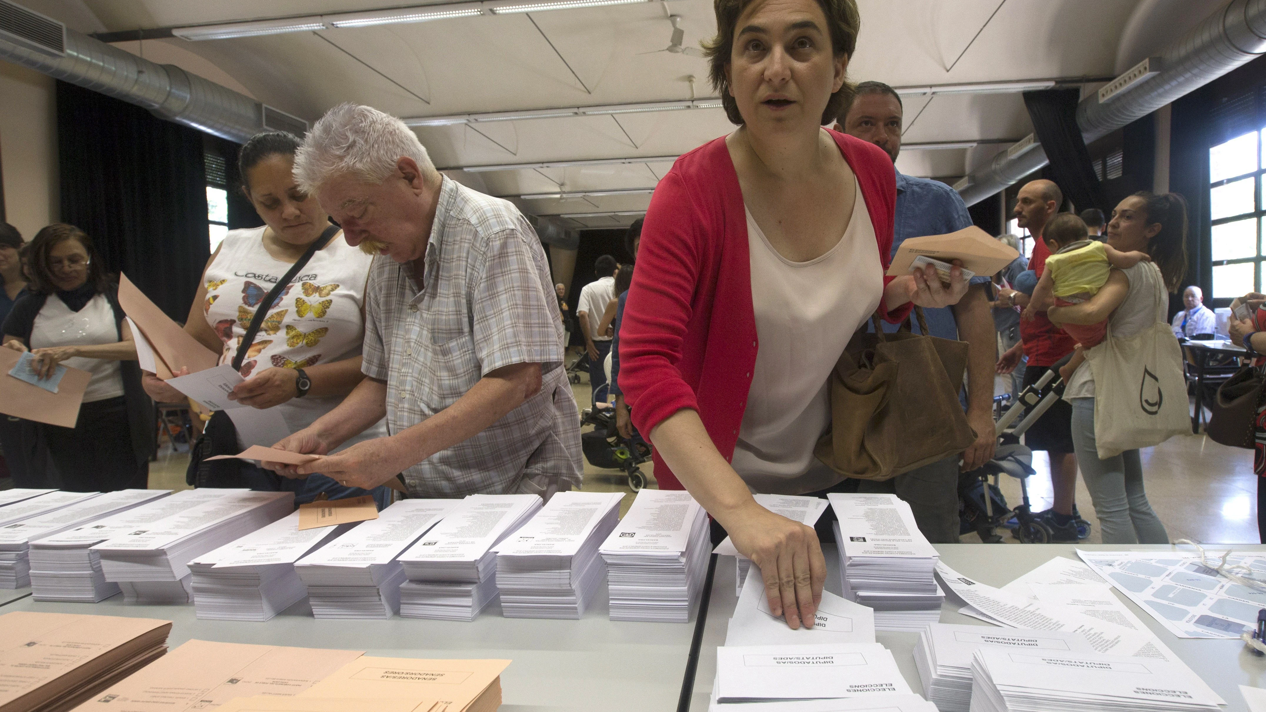 La alcaldesa de Barcelona, Ada Colau, ante las papeletas electorales en un colegio de Barcelona