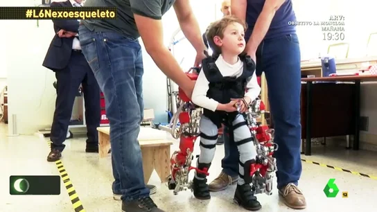 Álvaro con el exoesqueleto Álvaro con el exoesqueleto