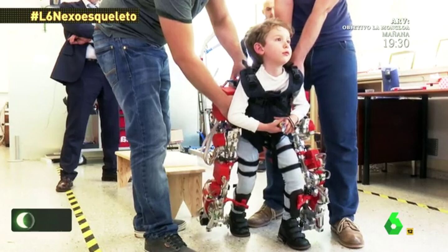 &Aacute;lvaro con el exoesqueleto