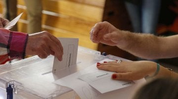 Votaciones en un colegio electoral de Madrid