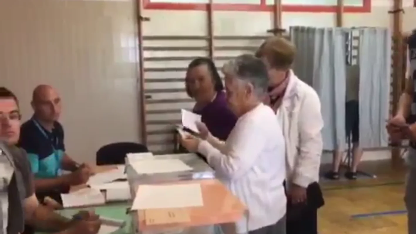 Ancianos votando en Cambados