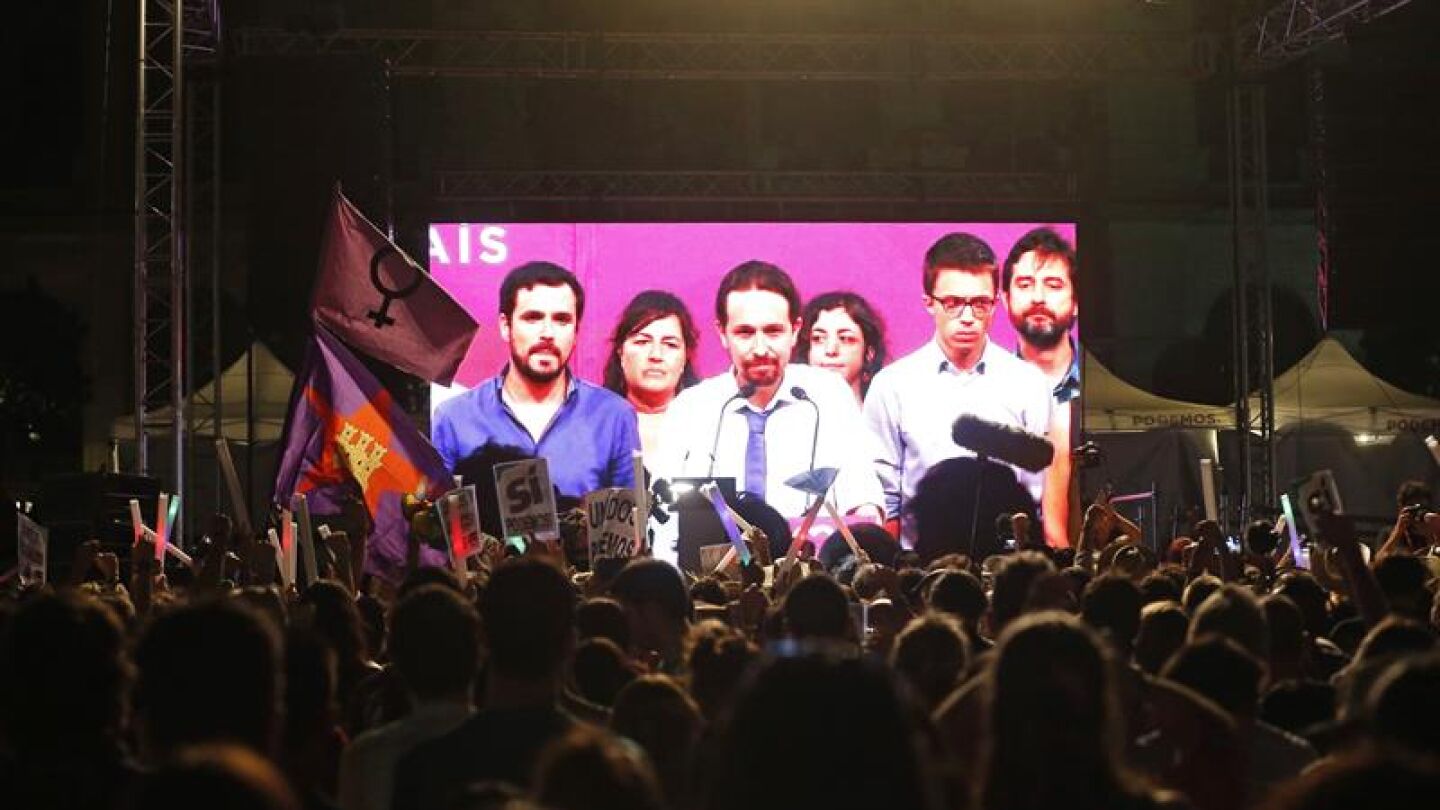 Simpatizantes de Unidos Podemos escuchan las declaraciones de su l&iacute;der Pablo Iglesias