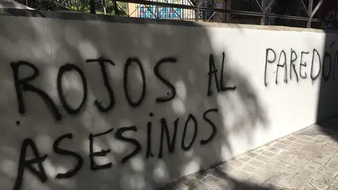 Pintada en la sede del PCM donde se lee 'Rojos asesinos al paredón' Pintada en la sede del PCM donde se lee 'Rojos asesinos al paredón'