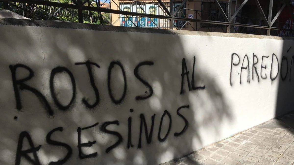 Pintada en la sede del PCM donde se lee 'Rojos asesinos al paredón'