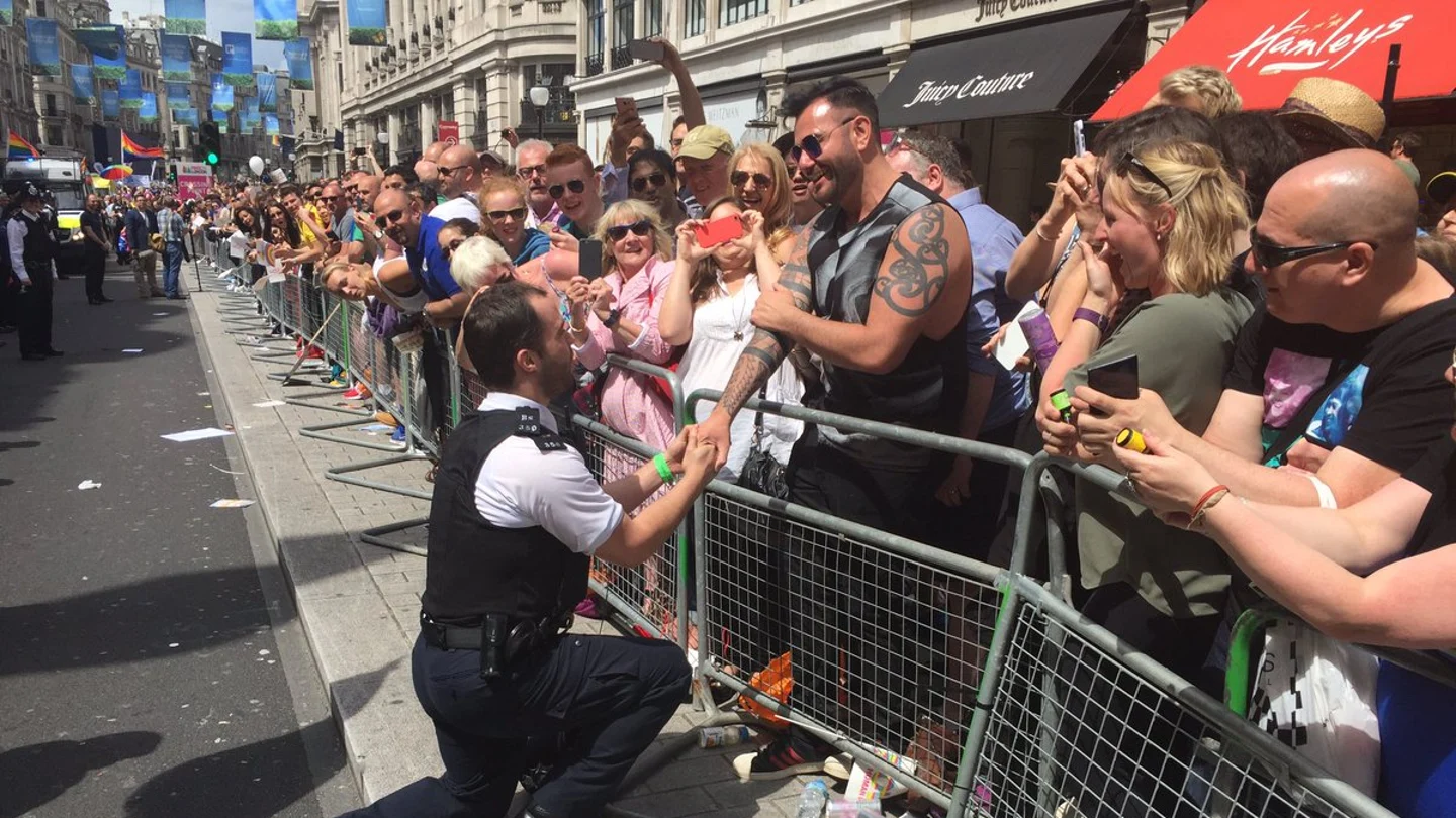 Momento en el que el policía ha pedido matrimonio a su pareja durante el Orgullo Gay de Londres Momento en el que el policía ha pedido matrimonio a su pareja durante el Orgullo Gay de Londres
