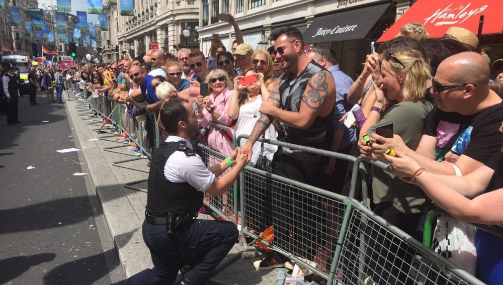 Momento en el que el policía ha pedido matrimonio a su pareja durante el Orgullo Gay de Londres