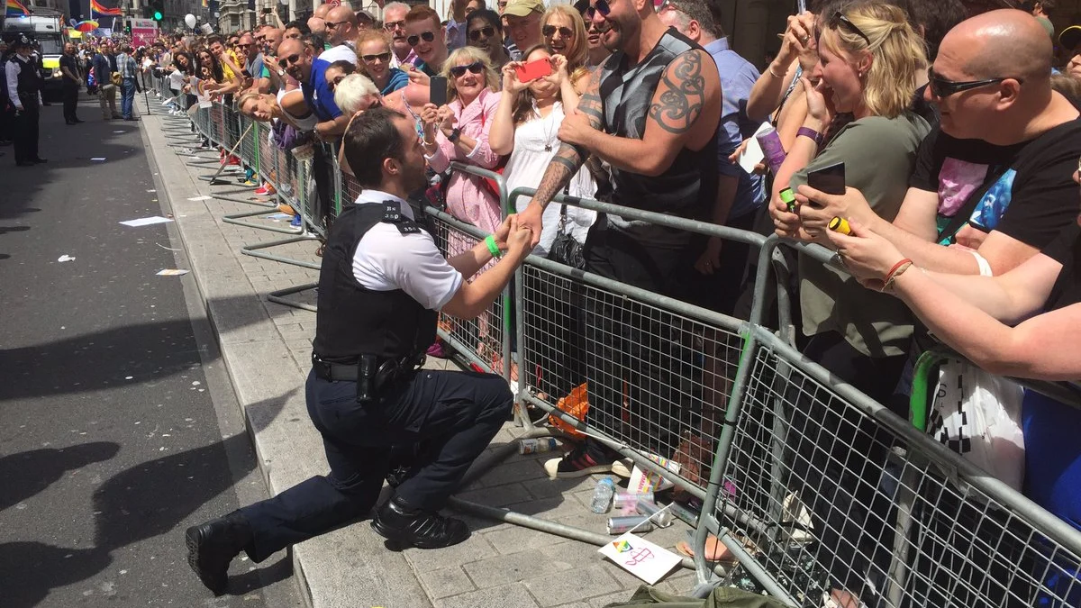 Momento en el que el policía ha pedido matrimonio a su pareja durante el Orgullo Gay de Londres Momento en el que el policía ha pedido matrimonio a su pareja durante el Orgullo Gay de Londres