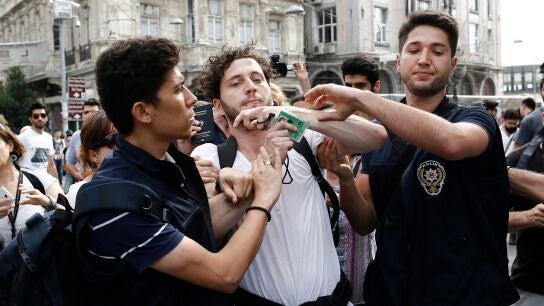 Un joven es detenido por la Polic&iacute;a en la manifestaci&oacute;n del Orgullo Gay en Estambul