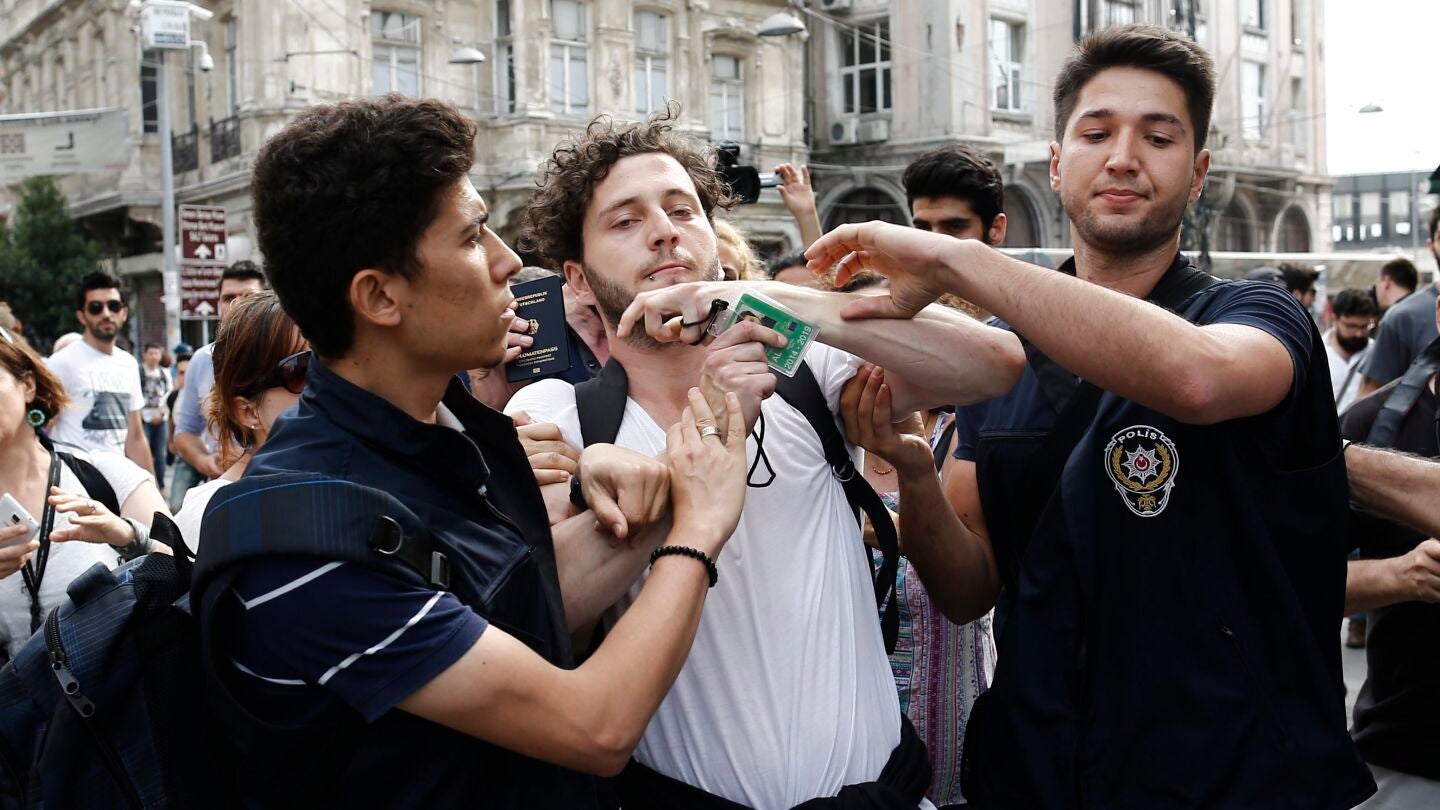 Un joven es detenido por la Polic&iacute;a en la manifestaci&oacute;n del Orgullo Gay en Estambul