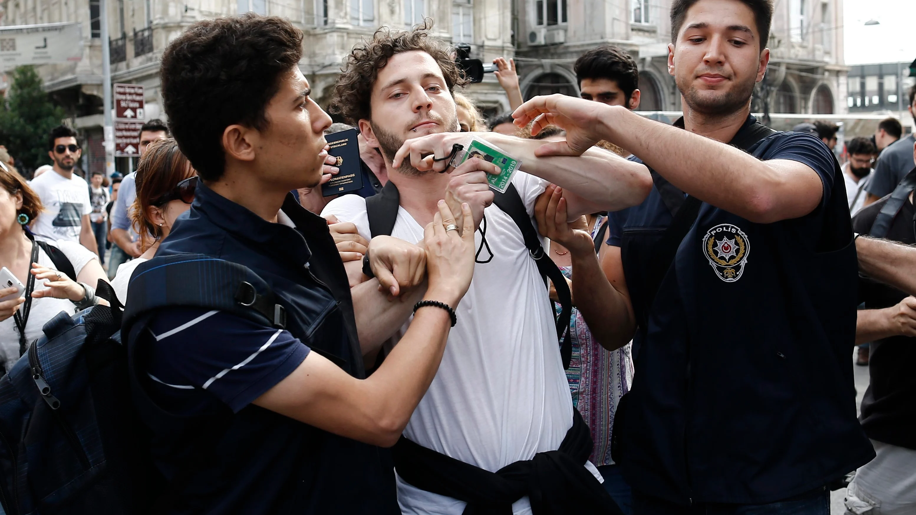 Un joven es detenido por la Policía en la manifestación del Orgullo Gay en Estambul Un joven es detenido por la Policía en la manifestación del Orgullo Gay en Estambul