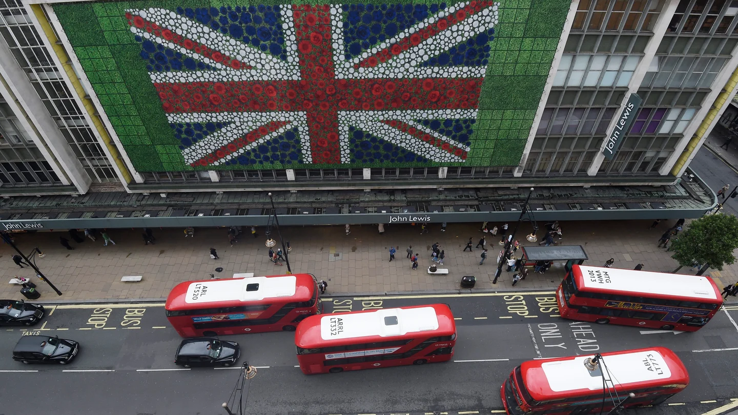Peatones caminan por Oxford Street Peatones caminan por Oxford Street