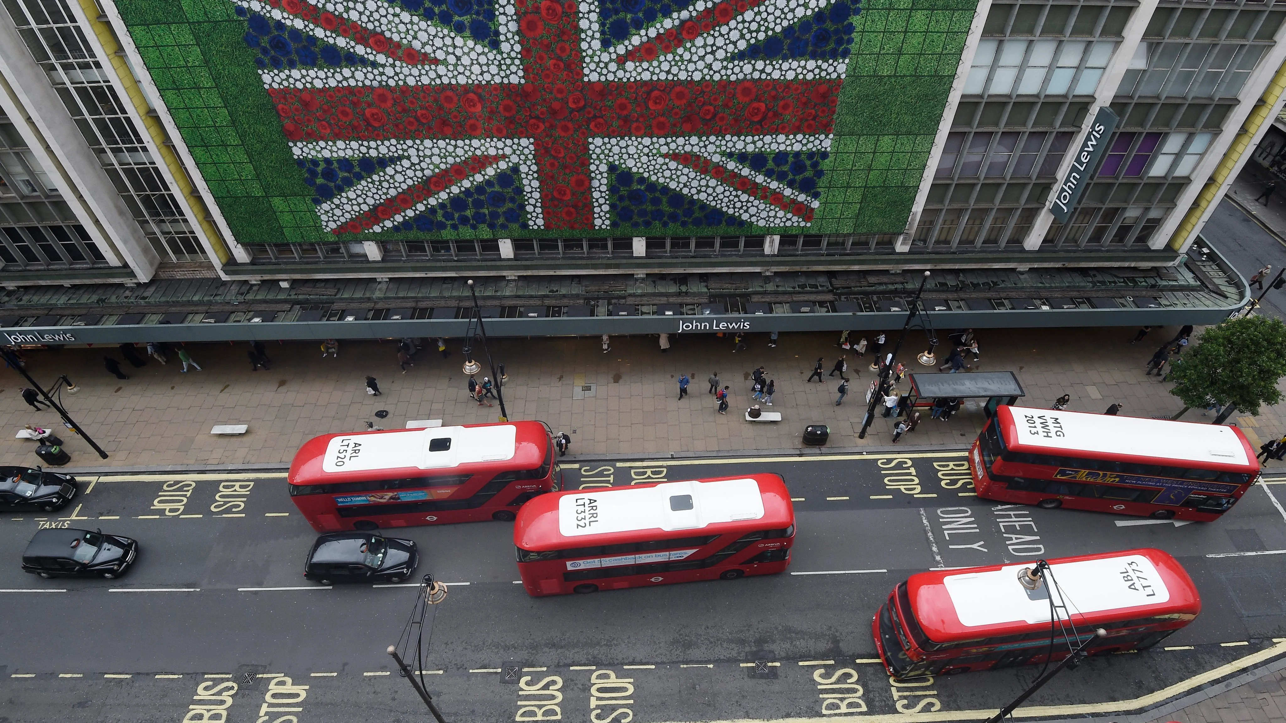 Peatones caminan por Oxford Street