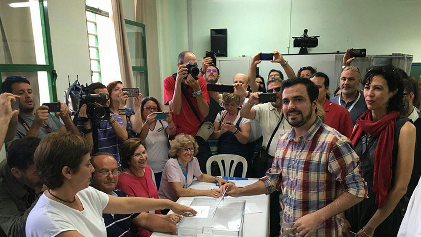Alberto Garz&oacute;n antes de votar el 26J