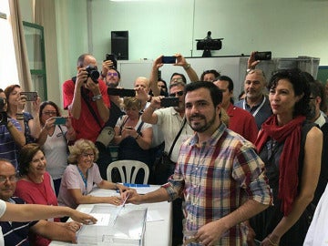 Alberto Garzón antes de votar el 26J