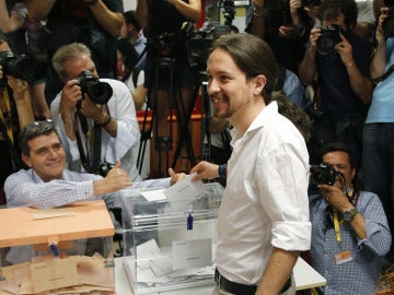 Pablo Iglesias votando