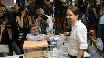 Pablo Iglesias votando