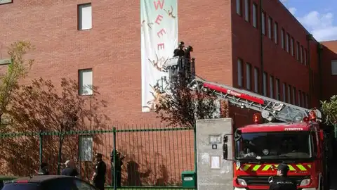Retiran una pancarta contra Wert en el IES Andalán Retiran una pancarta contra Wert en el IES Andalán