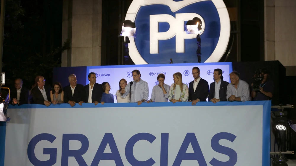 Celebración en el balcón de la sede del PP por el 26J