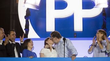 Rajoy besa a su mujer en la sede el PP