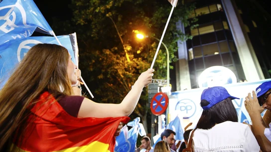 Simpatizantes del Partido Popular junto a la sede Simpatizantes del Partido Popular junto a la sede