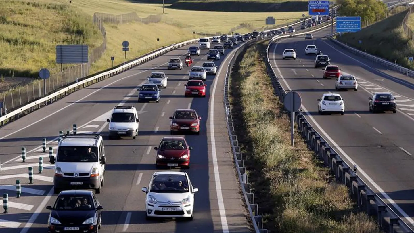 Tráfico en la A-4, carretera de Andalucía, sentido Madrid. Tráfico en la A-4, carretera de Andalucía, sentido Madrid.