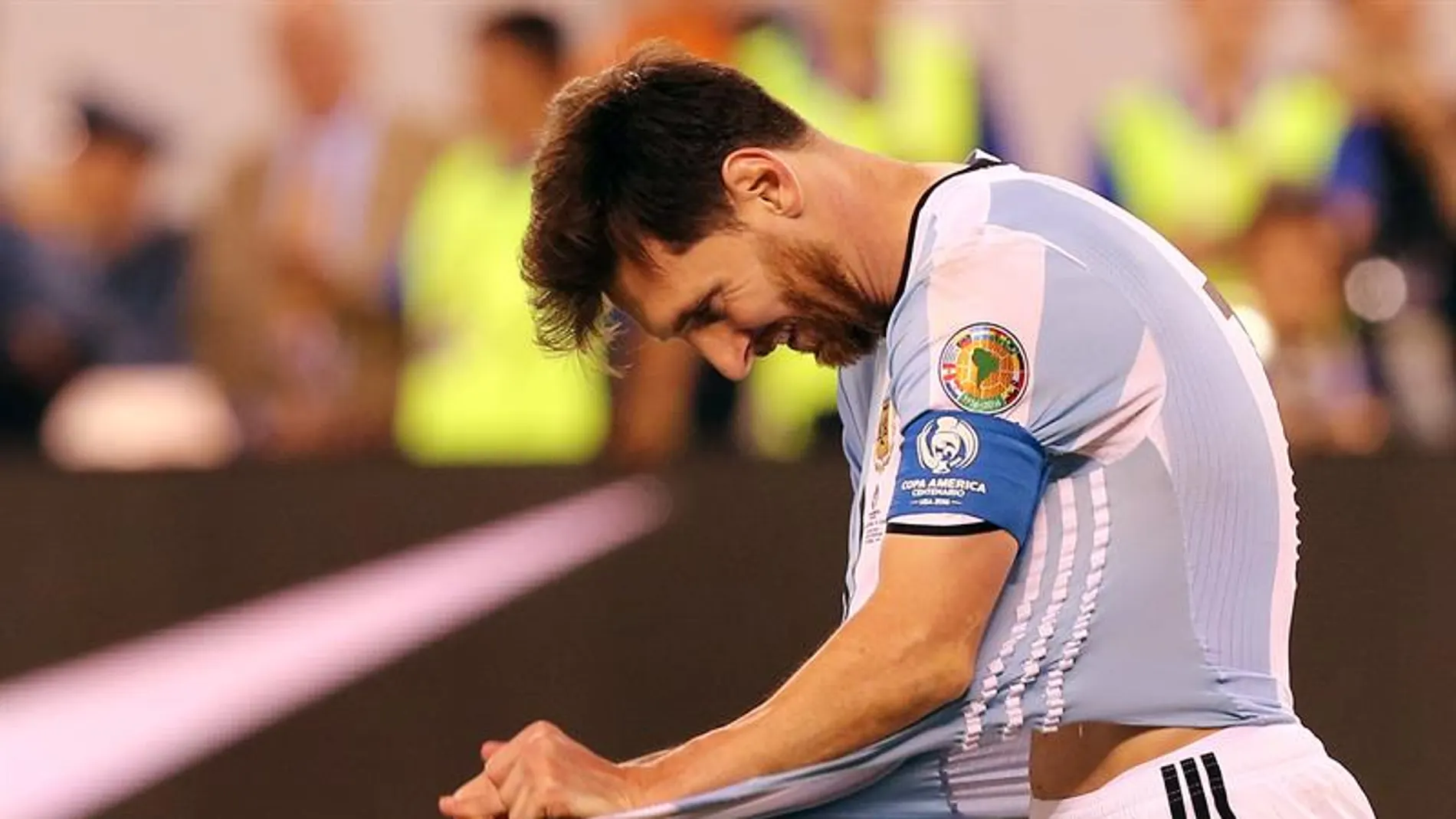 Messi se lamenta de una ocasión fallada en Argentina.