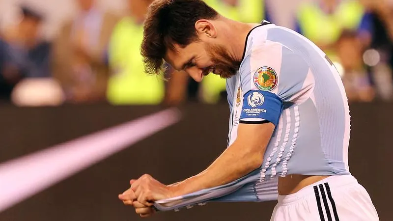 Messi se lamenta de una ocasión fallada en Argentina.