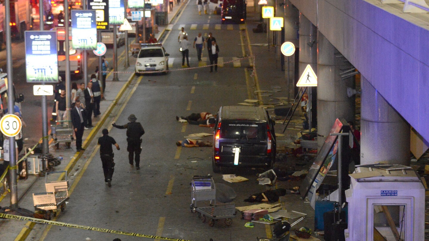 Imagen del dram&aacute;tico atentado en el aeropuerto de Estambul