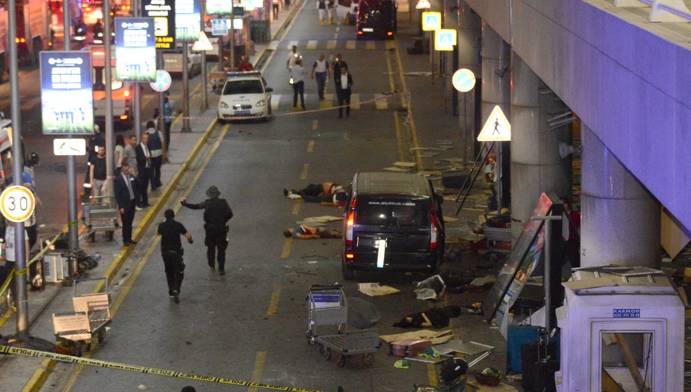 Imagen del dramático atentado en el aeropuerto de Estambul