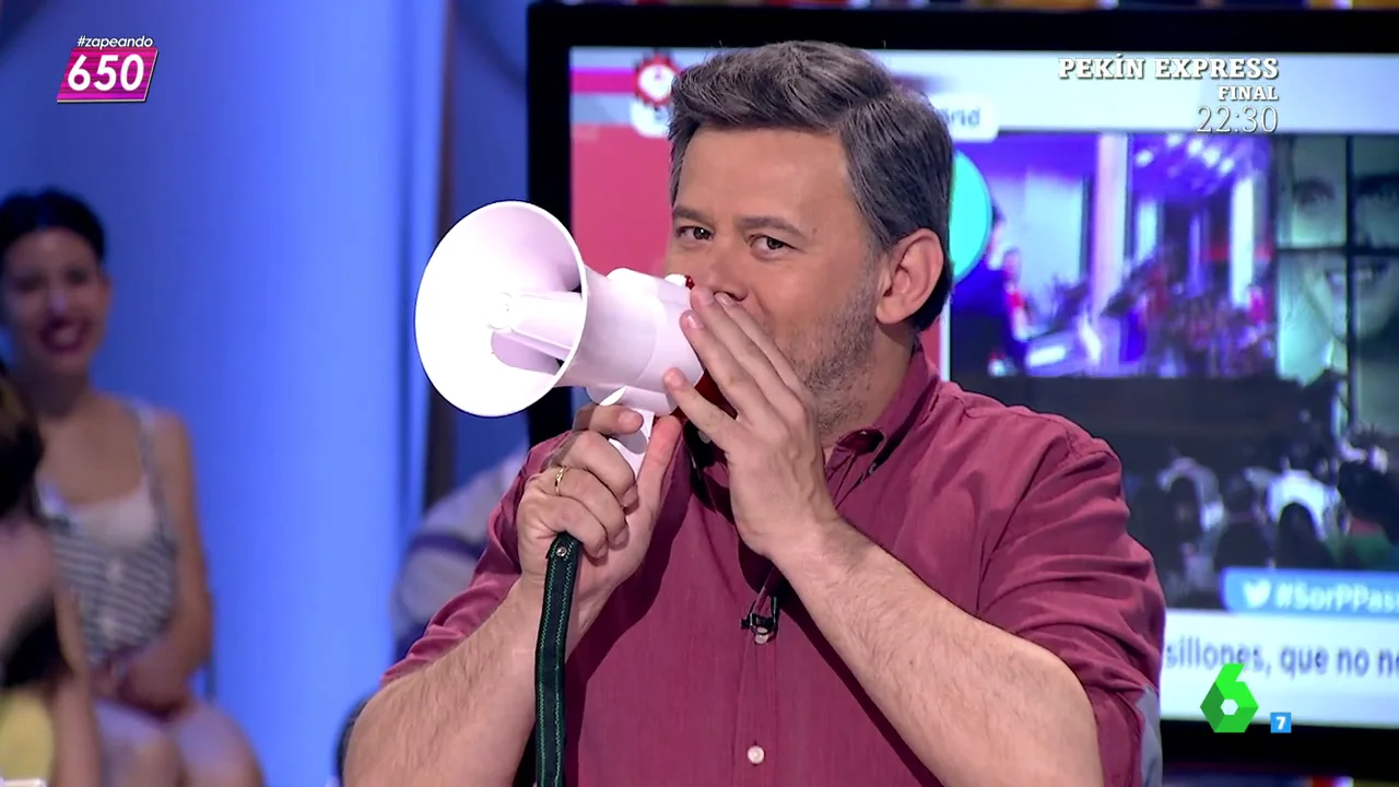Frame 87.903842 de: Miki Nadal imitando a Albert Rivera hablando de sillones: "Ha llegado el tapicero, tapizamos todo tipo de sillones" Frame 87.903842 de: Miki Nadal imitando a Albert Rivera hablando de sillones: "Ha llegado el tapicero, tapizamos todo tipo de sillones"