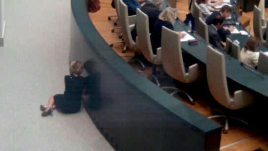 Esperanza Aguirre, tirada y escondida en mitad del pleno para hablar por el m&oacute;vil