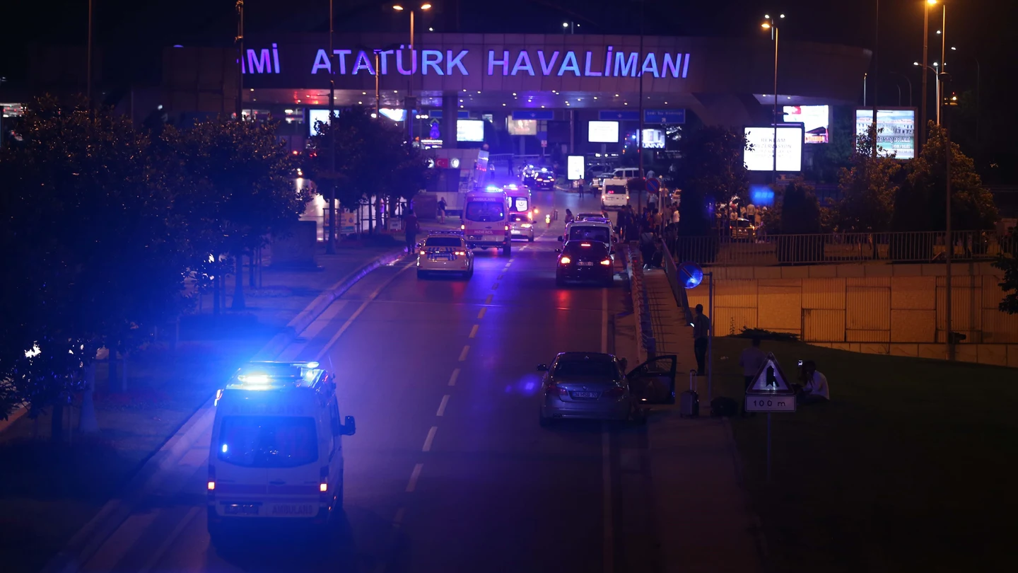 Ambulancias turcas acuden al aeropuerto de Estambul Ambulancias turcas acuden al aeropuerto de Estambul
