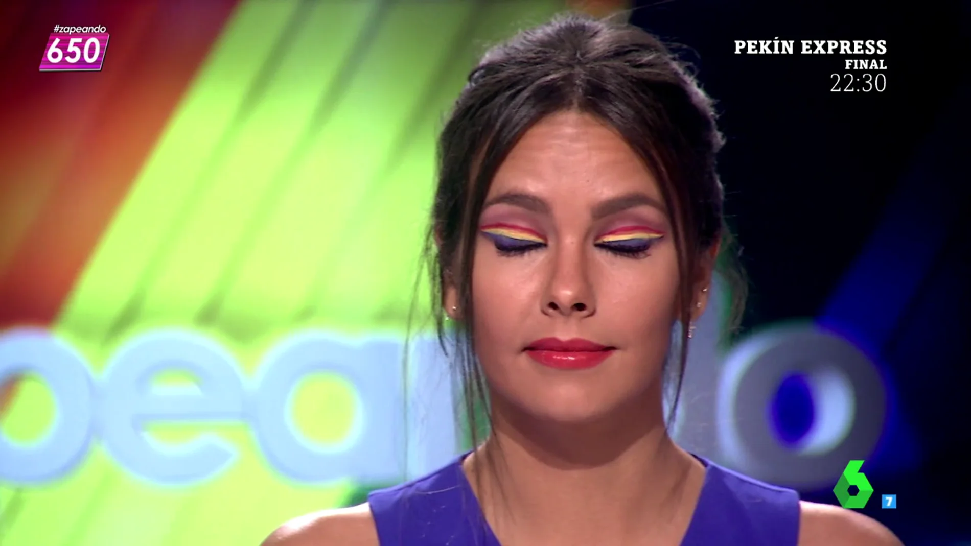 Frame 29.503618 de: Cristina Pedroche se pinta la sobra de ojos con la bandera del orgullo gay