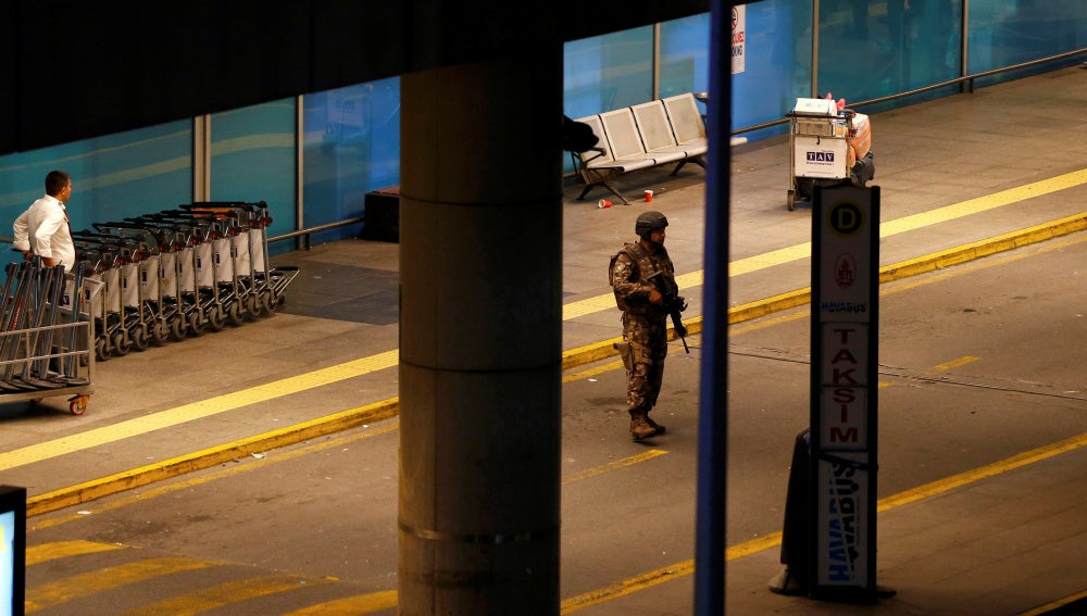 Un militar turco en el aeropuerto de Estambul